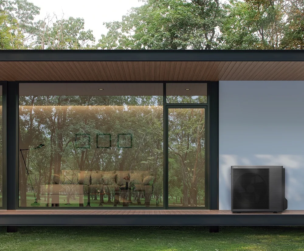 Moderne varmepumpe installeret ved dansk villa